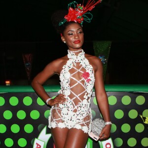 Erika Januza apostou em macaquinho ousado para participar de ensaio de Carnaval da Grande Rio: look frente única tem decote, recortes e tranparência