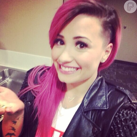 Demi Lovato muda de visual novamente e exibe ombré hair roxo