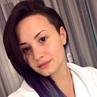 Demi Lovato muda de visual novamente e exibe ombré hair roxo e cinza