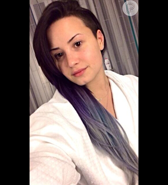 Demi Lovato muda de visual novamente e exibe ombré hair roxo 4 de junho de 2014