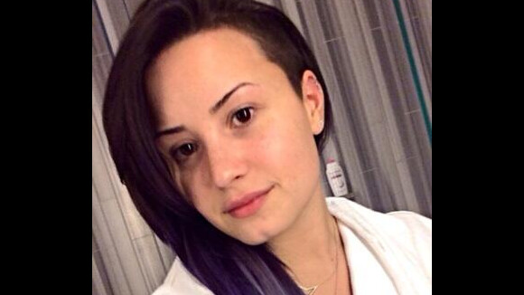 Demi Lovato muda de visual novamente e exibe ombré hair roxo e cinza