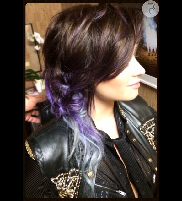Que Demi Lovato gosta de pintar os cabelos não é novidade. Nesta quarta-feira 4 de maio de 2014 mais uma vez a cantora mudou de visual e tingiu os fios de roxo