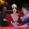 Sabrina Sato foi recebida por Milton Cunha, anfitrião do baile de gala Glam Gay, na quadra da São Clemente, Centro do Rio