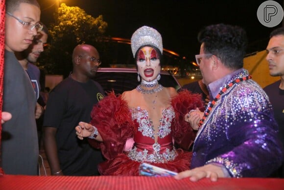 Sabrina Sato foi recebida por Milton Cunha, anfitrião do baile de gala Glam Gay, na quadra da São Clemente, Centro do Rio
