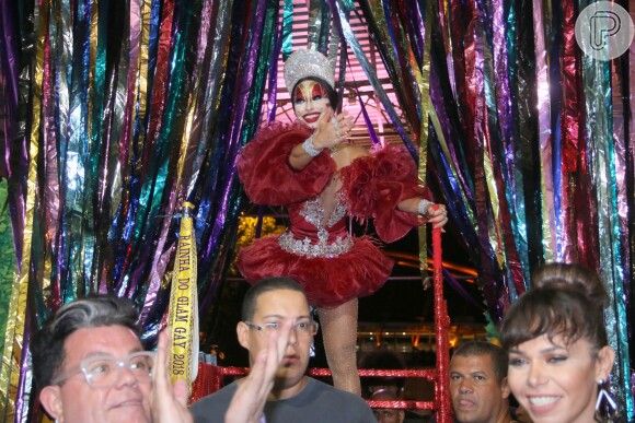 Sabrina Sato homenageou personagem criada pelo argentino Jorge Omar Iglesias para ser coroada baile de gala Glam Gay
