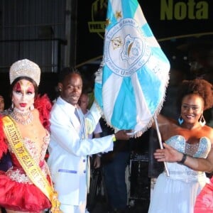 Sabrina Sato e Elymar Santos interagiram com casal de mestre-sala e porta-bandeira da Vila Isabel, escola da qual a apresentadora é rainha de bateria