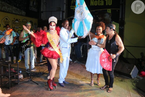 Sabrina Sato e Elymar Santos interagiram com casal de mestre-sala e porta-bandeira da Vila Isabel, escola da qual a apresentadora é rainha de bateria