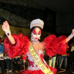 Sabrina Sato mostrou samba no pé mesmo em cima de patins, durante coroação do baile de gala Glam Gay