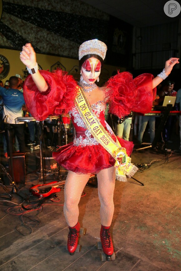 Sabrina Sato mostrou samba no pé mesmo em cima de patins, durante coroação do baile de gala Glam Gay