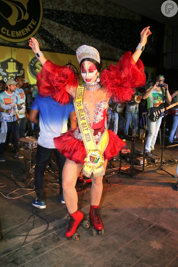 Sabrina Sato sambou em cima de patins durante coroação de baile de carnaval