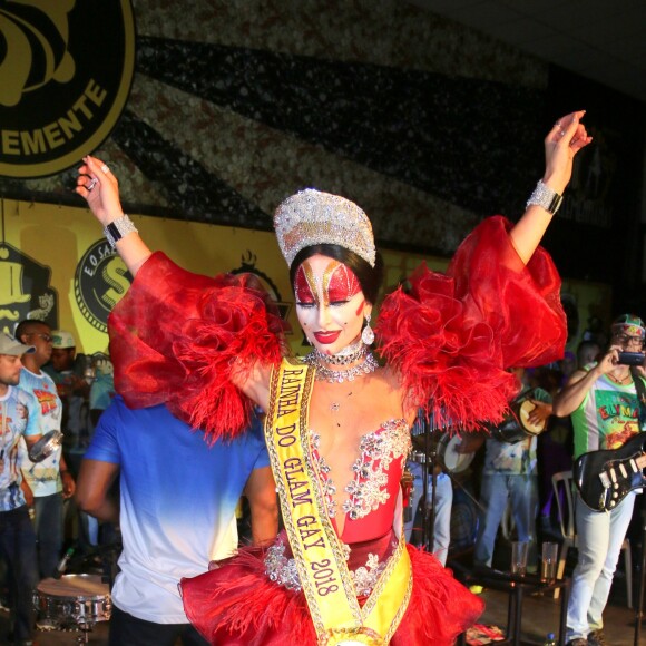 Sabrina Sato sambou em cima de patins durante coroação de baile de carnaval