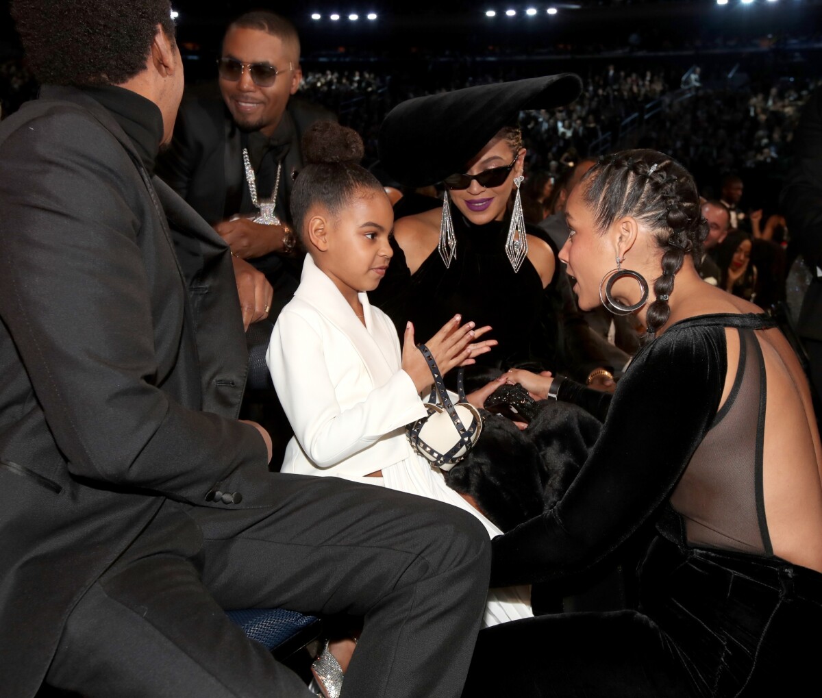 Foto Filha De Beyoncé E Jay Z Blue Ivy Conversa Com Alicia Keys Durante Cerimônia Do Grammy 