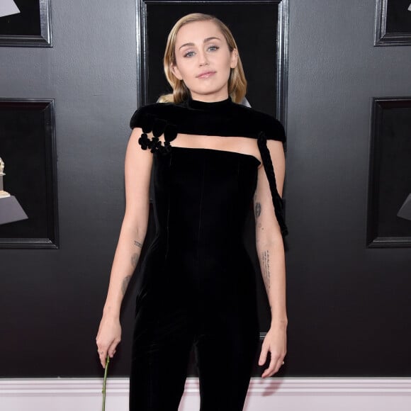 Miley Cyrus usou jumpsuit Jean Paul Gaultier na 60ª edição do Grammy Awards, realizada no Madison Square Garden, em Nova York, neste domingo, 28 de janeiro de 2018