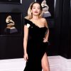 Rita Ora surgiu poderosa com um vestido com fenda Ralph & Russo, da coleção primavera/verão 2018 da grife, usado com joias Lorraine Schwartz e scarpins Christian Louboutin, na 60ª edição do Grammy Awards, realizada no Madison Square Garden, em Nova York, neste domingo, 28 de janeiro de 2018