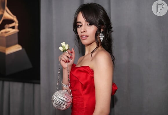Camila Cabello exibiu rosas brancas na mão no Grammy Awards em apoio à campanha Time's Up, contra o assédio