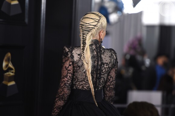Cadarço nos cabelos? Lady Gaga surpreendeu com um penteado trançado com corda na 60ª edição do Grammy Awards, realizada no Madison Square Garden, em Nova York, neste domingo, 28 de janeiro de 2018