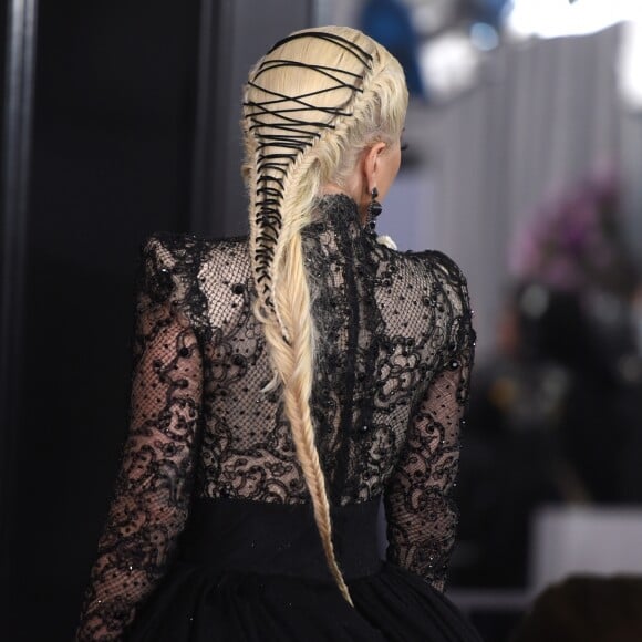 Cadarço nos cabelos? Lady Gaga surpreendeu com um penteado trançado com corda na 60ª edição do Grammy Awards, realizada no Madison Square Garden, em Nova York, neste domingo, 28 de janeiro de 2018