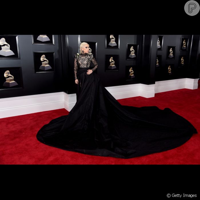 O imponete look Giorgio Armani de Lady Gaga contava com uma longa cauda -  Purepeople