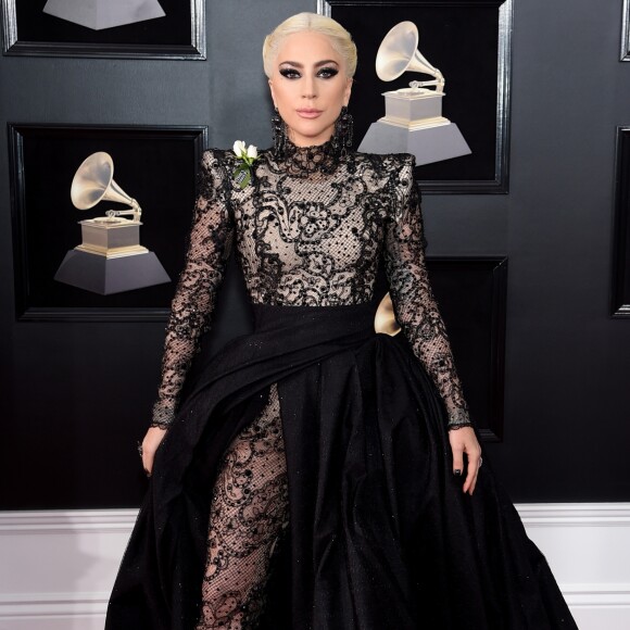 Lady Gaga usou look Giorgio Armani com jumpsuit rendado na 60ª edição do Grammy Awards, realizada no Madison Square Garden, em Nova York, neste domingo, 28 de janeiro de 2018