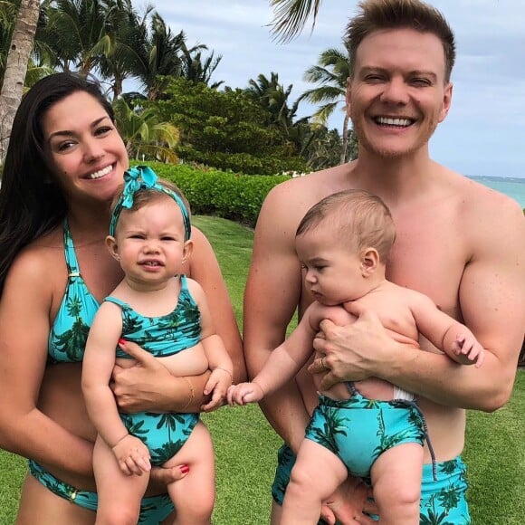 Thais Fersoza, Michel Teló, Melinda, de 1 ano e 5 meses, e Teodoro, de 6 meses, combinaram a estampa dos looks de praia durante férias em Punta Cana, na República Dominicana