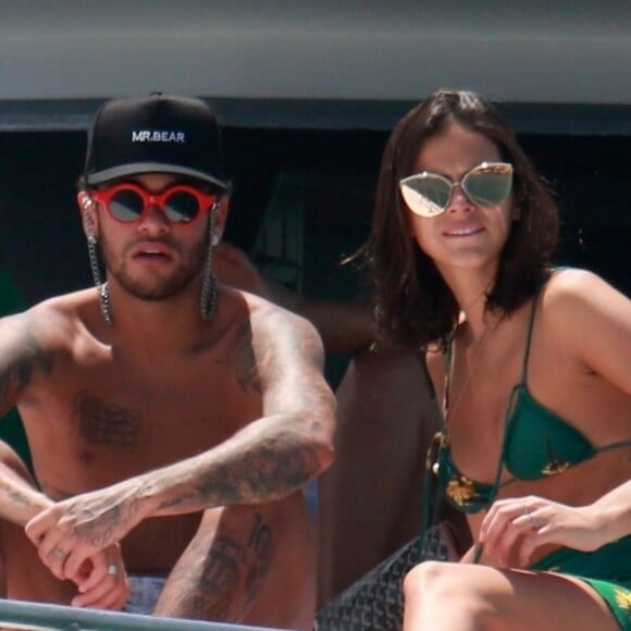 Neymar recordou viagem com Bruna Marquezine e filho por Fernando de Noronha, nesta segunda-feira, 29 de janeiro de 2018: 'Minha sorte'