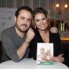 Paloma Bernardi e o empresário  Isaac Azar posam juntos em evento do restaurante Paris 6, em São Paulo