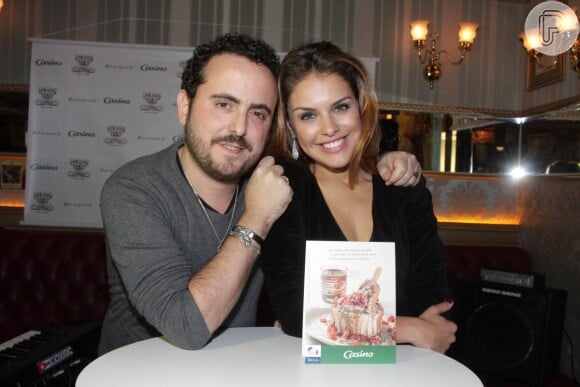 Paloma Bernardi e o empresário  Isaac Azar posam juntos em evento do restaurante Paris 6, em São Paulo