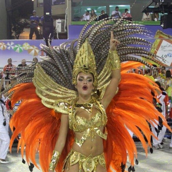 Paloma Bernardi foi destaque de chão da Grande Rio no carnaval 2015