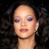 Assim com Andra Day, Rihanna exibiu make com sombra lilás no evento