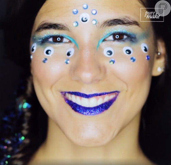 A mulher aquariana adora investir em looks originais e por isso combina aplicações de strass com batom lilás e glitter para brilhar no Carnaval