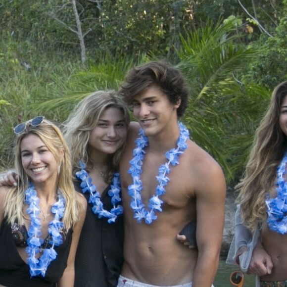 Sasha Meneghel mostrou um vídeo no qual apareceu ganhando beijos de Bruno Montaleone: 'Saudade desse carinho'