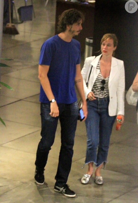 Mariana Ximenes vai ao cinema com o músico Felipe Fernandes. Atriz foi fotograda durante passeio shopping na Gávea, Zona Sul do Rio de Janeiro, na noite desta segunda-feira, 29 de janeiro de 2018
