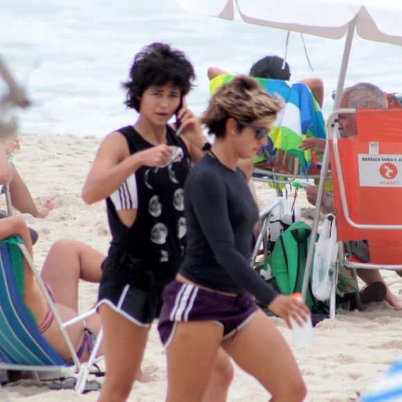 Nanda Costa se exercitou ao lado da cantora Lan Lan