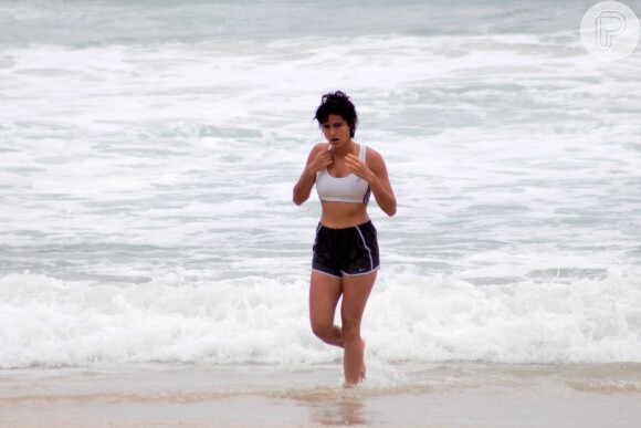 Nanda Costa aproveitou para mergulhar na praia de Ipanema