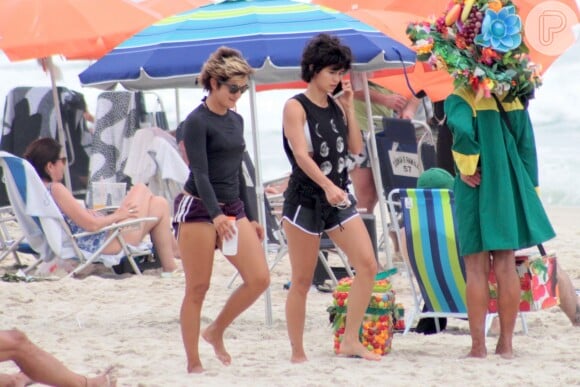 Nanda Costa e a cantora Lan Lan correram na praia de Ipanema, zona sul do Rio, na segunda-feira, 29 de janeiro de 2018