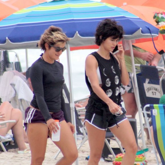 Nanda Costa e a cantora Lan Lan correram na praia de Ipanema, zona sul do Rio, na segunda-feira, 29 de janeiro de 2018