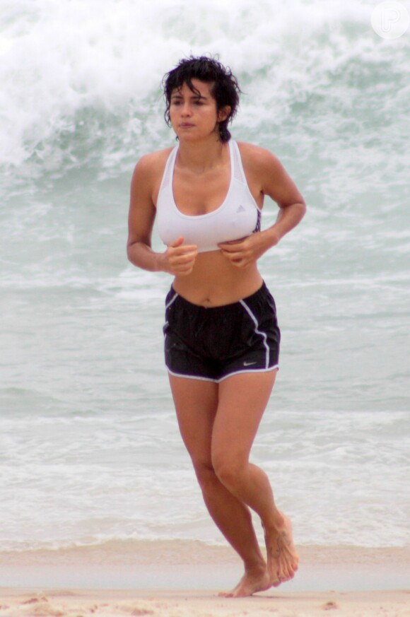 Nanda Costa exibiu o corpo sequinho na praia de Ipanema