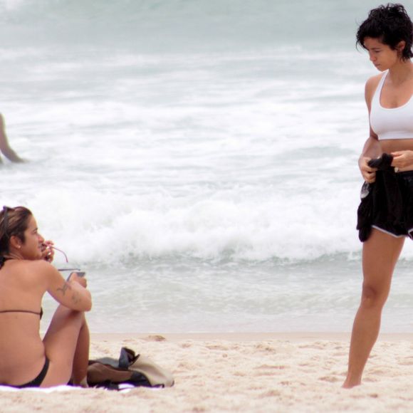 Lan Lan esperou Nanda Costa na areia