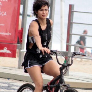 Sozinha, Nanda Costa deixou a praia de Ipanema de bicicleta