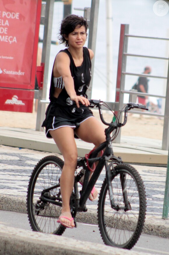 Sozinha, Nanda Costa deixou a praia de Ipanema de bicicleta