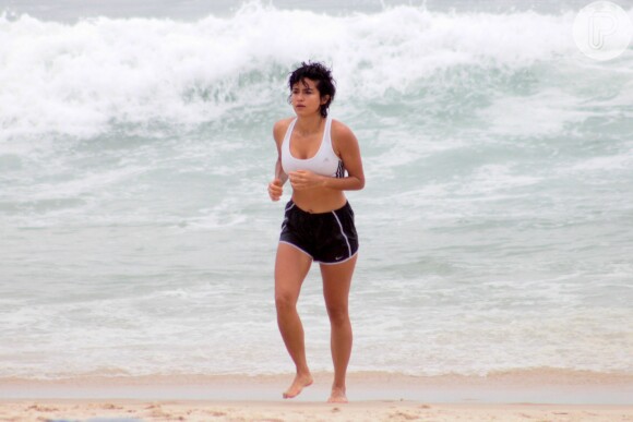 Nanda Costa mostrou a boa forma na praia