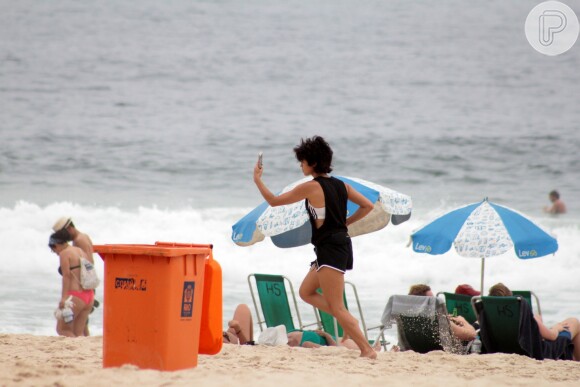 Nanda Costa correu na areia da praia de Ipanema