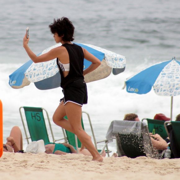 Nanda Costa correu na areia da praia de Ipanema