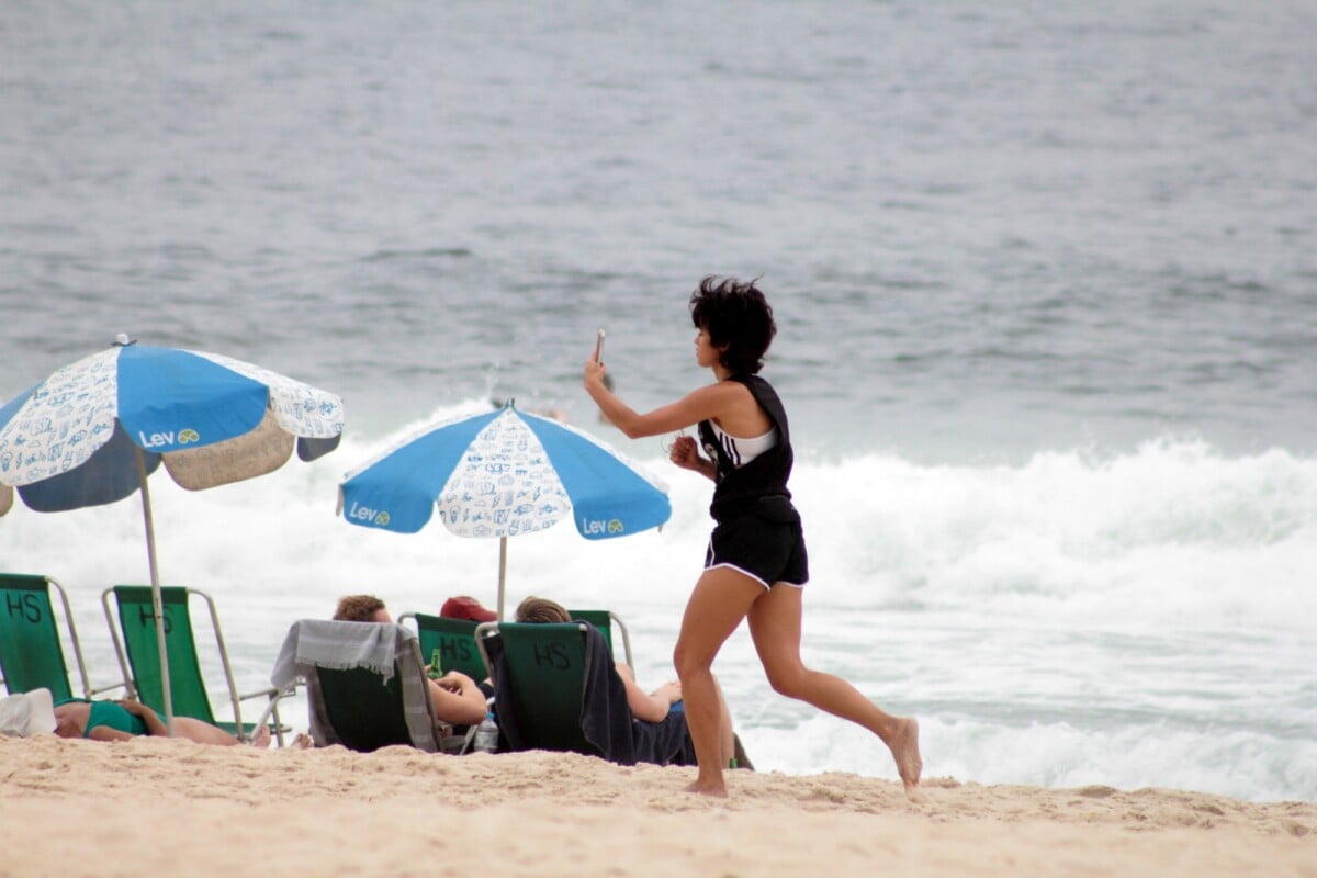 Foto: Nanda Costa gravou vídeo para o Stories enquanto corria na praia -  Purepeople