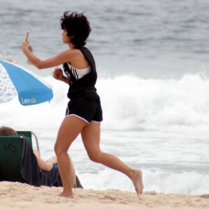 Nanda Costa gravou vídeo para o Stories enquanto corria na praia