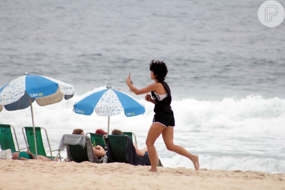 Nanda Costa gravou vídeo para o Stories enquanto corria na praia
