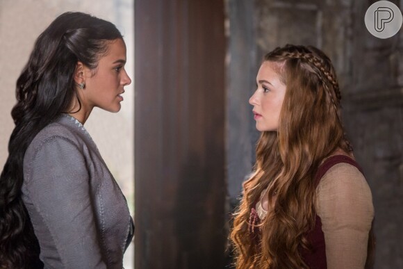 Em 'Deus Salve o Rei', Princesa Catarina (Bruna Marquezine) encontra Amália (Marina Ruy Barbosa) em seu castelo