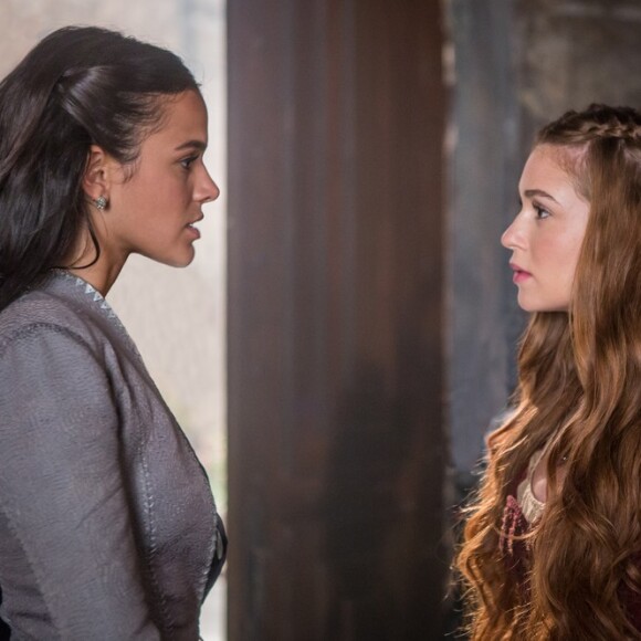 Em 'Deus Salve o Rei', Princesa Catarina (Bruna Marquezine) encontra Amália (Marina Ruy Barbosa) em seu castelo
