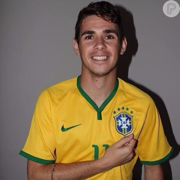Oscar, meio-campo da Seleção Brasileira, se torna pai de primeira viagem com o nascimento da filha, Júlia, em 5 de junho de 2014