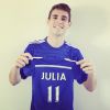 Oscar mostra camisa do Chelsea com o nome da filha, Júlia
